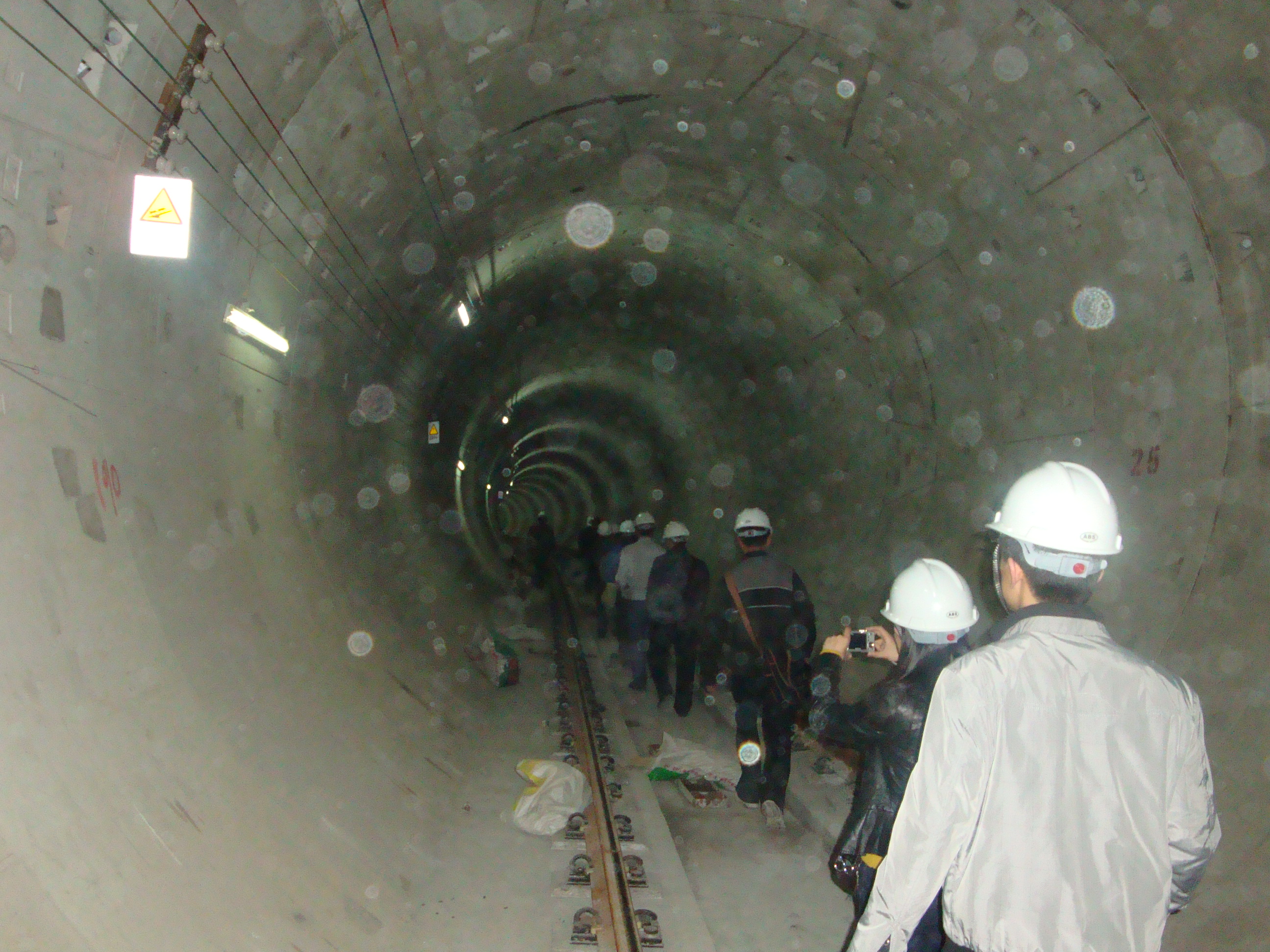 调研教师行进在地铁2号线隧道内